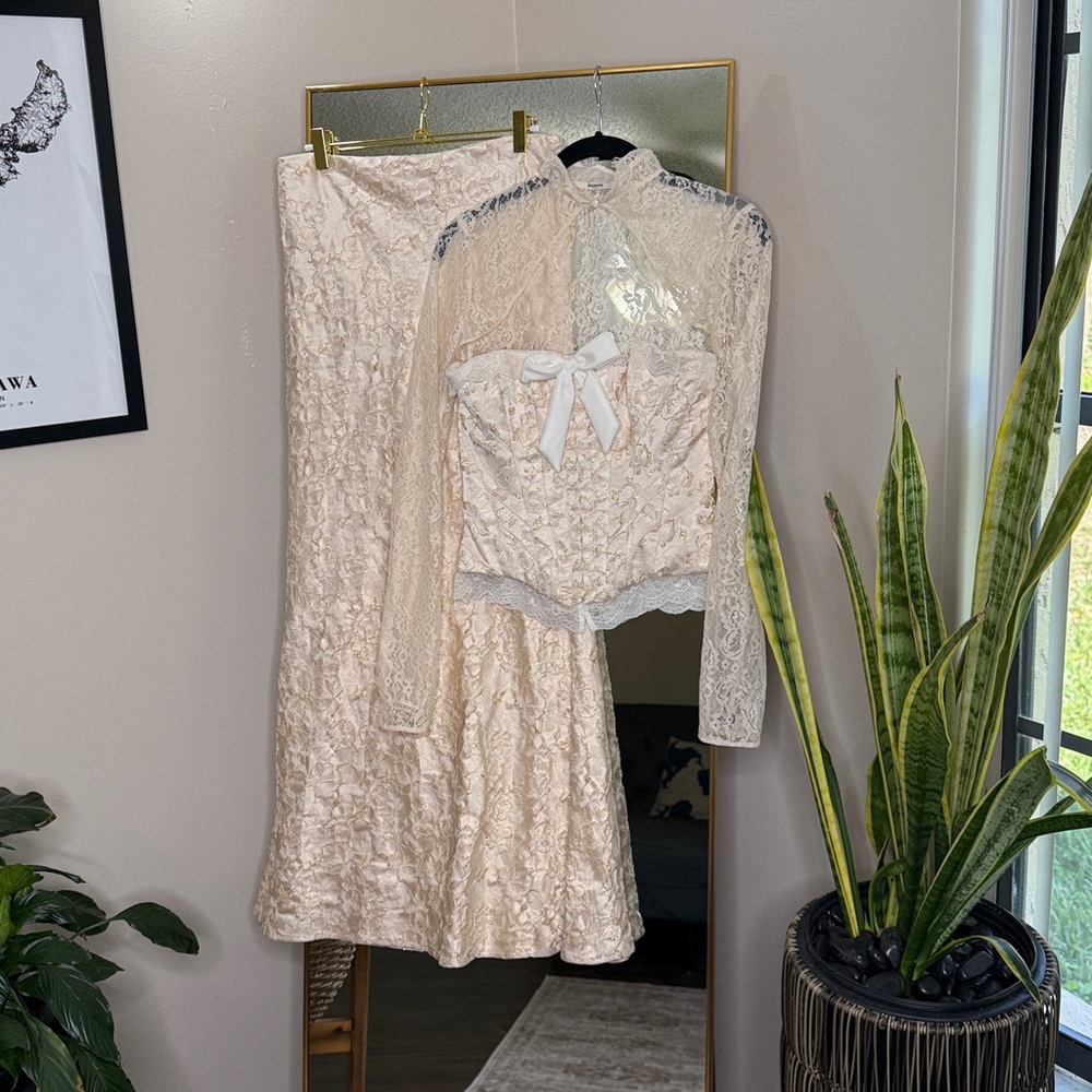 House of CB ‘Perdita’ & ‘Mara’ Ivory Metallic jacquard corset, bolero maxi Set - Picture 6 of 11